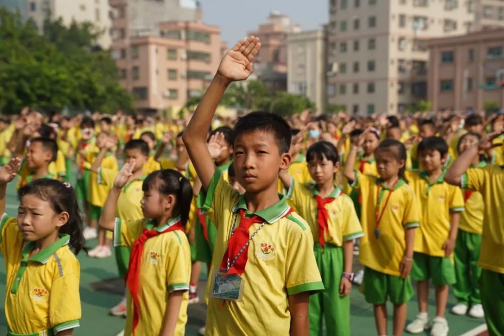 王凤霞在菊新幼儿园调研今日(9月1日)上午,镇领导王凤霞率队先后来到