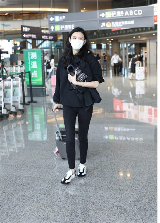 何猷君|赌王去世后何猷君夫妇现身机场，全程注视奚梦瑶对她超宠溺