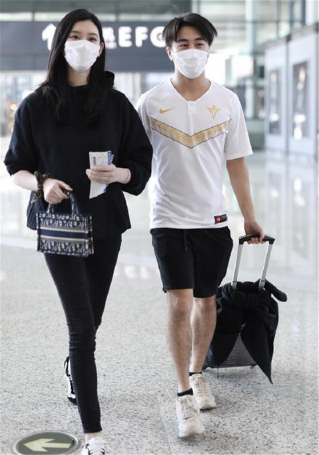 何猷君|赌王去世后何猷君夫妇现身机场，全程注视奚梦瑶对她超宠溺