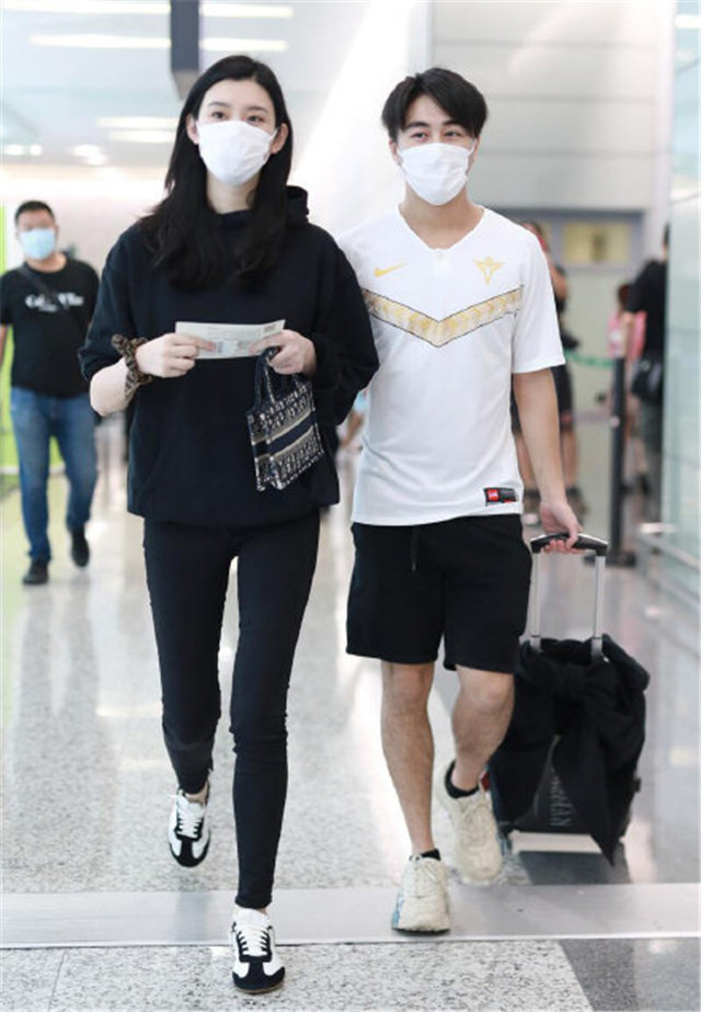 何猷君|赌王去世后何猷君夫妇现身机场，全程注视奚梦瑶对她超宠溺