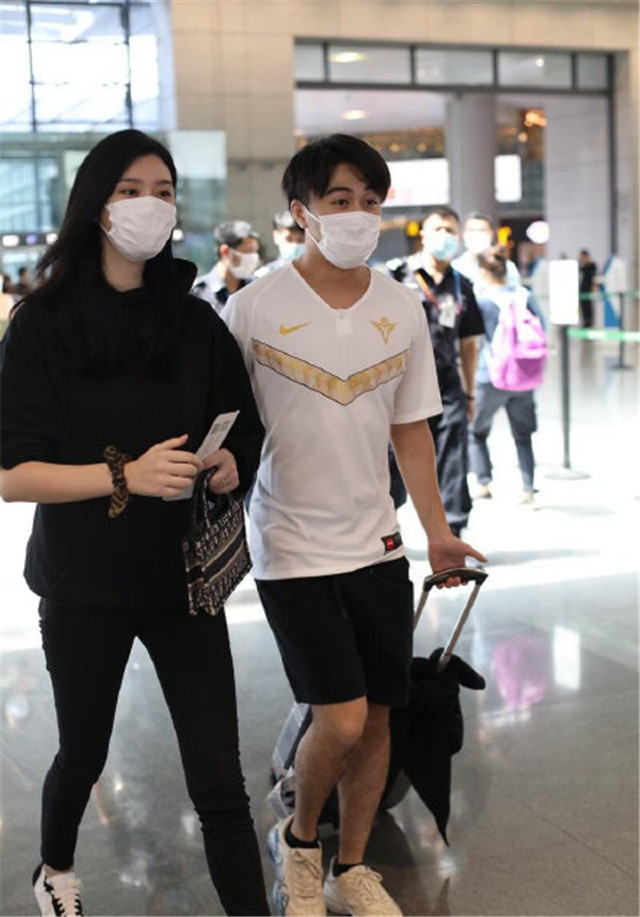 何猷君|赌王去世后何猷君夫妇现身机场，全程注视奚梦瑶对她超宠溺