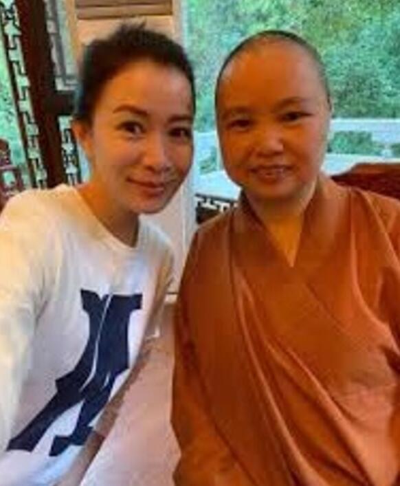 佘诗曼|港媒曝45岁佘诗曼秘密前往四川，在寺庙点灯求姻缘，本尊回应