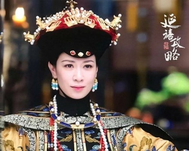 佘诗曼|港媒曝45岁佘诗曼到青城山拜佛三跪九叩求姻缘，她发15字短信回应