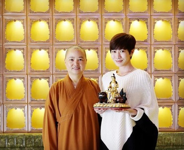 佘诗曼|港媒曝45岁佘诗曼到青城山拜佛三跪九叩求姻缘，她发15字短信回应