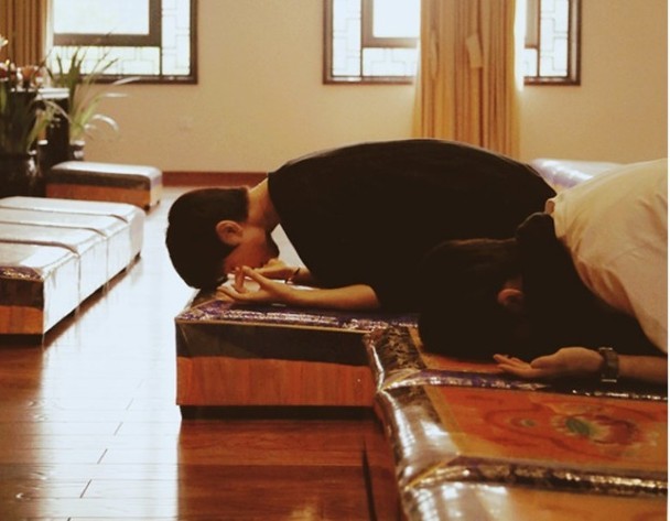 佘诗曼|港媒曝45岁佘诗曼到青城山拜佛三跪九叩求姻缘，她发15字短信回应