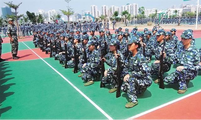 男同學軍訓不想剪頭髮,教官採取