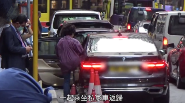 周凯旋|李嘉诚59岁红颜周凯旋逛街，身形苗条保镖护航，买多套毛衣均上万元