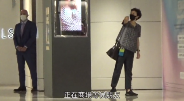 周凯旋|李嘉诚59岁红颜周凯旋逛街，身形苗条保镖护航，买多套毛衣均上万元