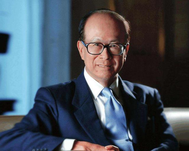 周凯旋|李嘉诚59岁红颜周凯旋逛街，身形苗条保镖护航，买多套毛衣均上万元