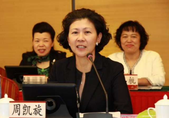 周凯旋|李嘉诚59岁红颜周凯旋逛街，身形苗条保镖护航，买多套毛衣均上万元