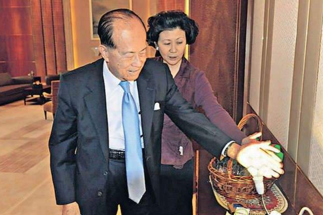 周凯旋|李嘉诚59岁红颜周凯旋逛街，身形苗条保镖护航，买多套毛衣均上万元