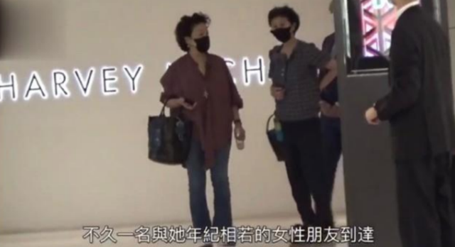 周凯旋|李嘉诚59岁红颜周凯旋逛街，身形苗条保镖护航，买多套毛衣均上万元