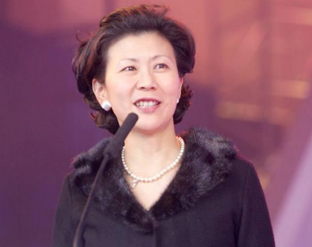周凯旋|李嘉诚59岁红颜周凯旋逛街，身形苗条保镖护航，买多套毛衣均上万元