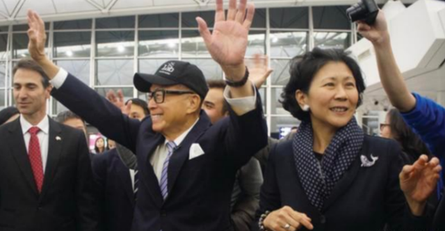 周凯旋|李嘉诚59岁红颜周凯旋逛街，身形苗条保镖护航，买多套毛衣均上万元