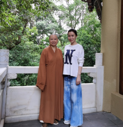 佘诗曼|港媒曝45岁佘诗曼到青城山拜佛三跪九叩求姻缘，她发15字短信回应