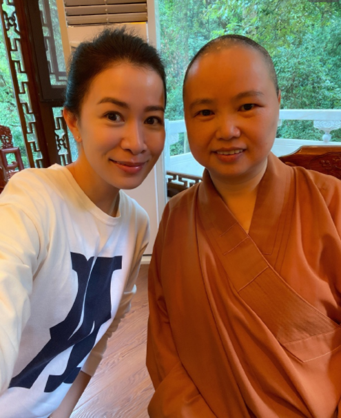 佘诗曼|港媒曝45岁佘诗曼到青城山拜佛三跪九叩求姻缘，她发15字短信回应