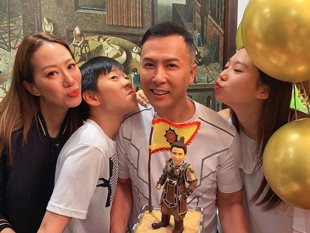 甄子丹女儿16岁身高太优越 合照还要弯着腿 真是贴心的小棉袄 甄子丹 汪诗诗 甄济如