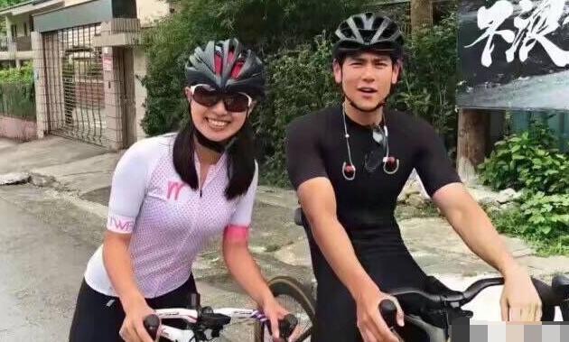 彭于晏|网友头等舱偶遇彭于晏，被美女围在中间，一心只顾睡觉头发凌乱