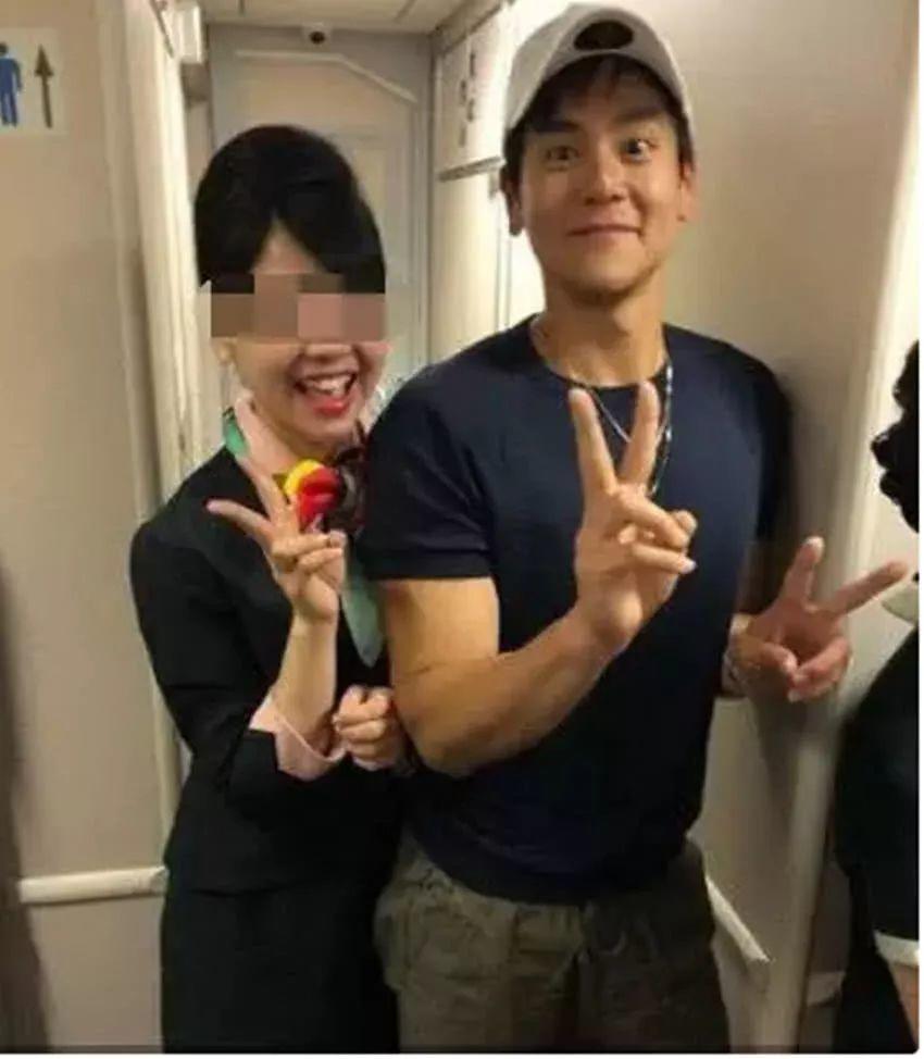 彭于晏|网友头等舱偶遇彭于晏，被美女围在中间，一心只顾睡觉头发凌乱