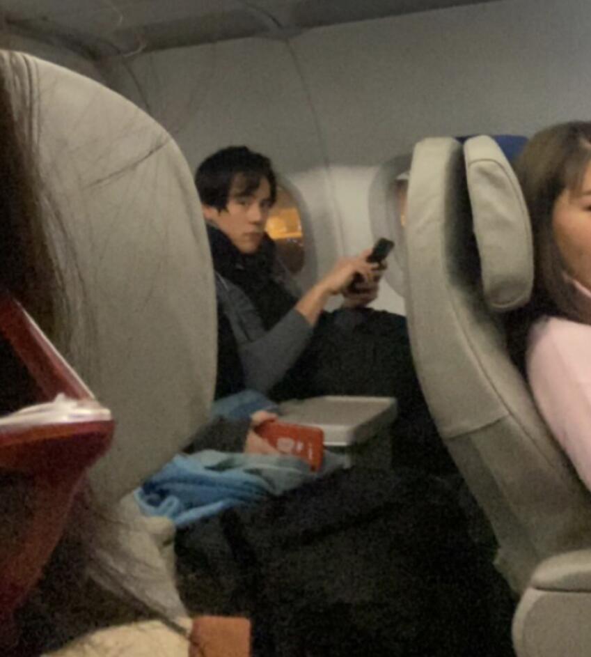 彭于晏|网友头等舱偶遇彭于晏，被美女围在中间，一心只顾睡觉头发凌乱