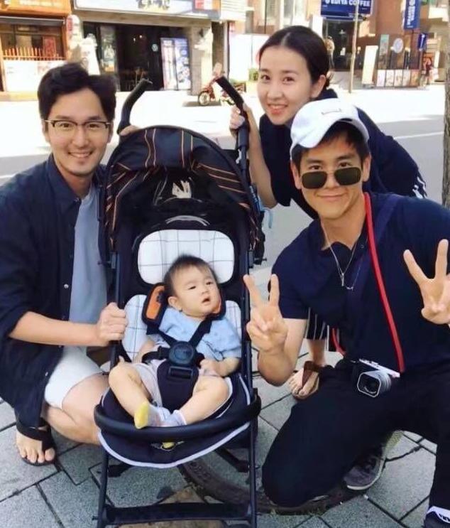 彭于晏|网友头等舱偶遇彭于晏，被美女围在中间，一心只顾睡觉头发凌乱