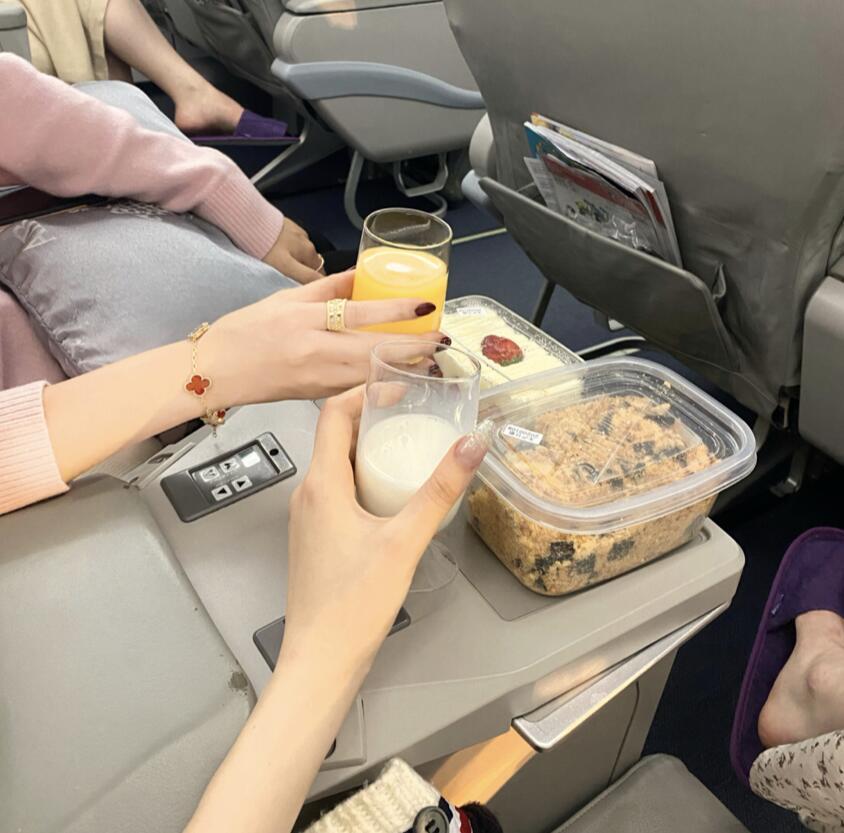 彭于晏|网友头等舱偶遇彭于晏，被美女围在中间，一心只顾睡觉头发凌乱