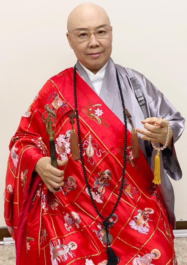 费玉清70岁姐姐披袈裟露面富贵逼人,欠巨债失踪半年终于有下文