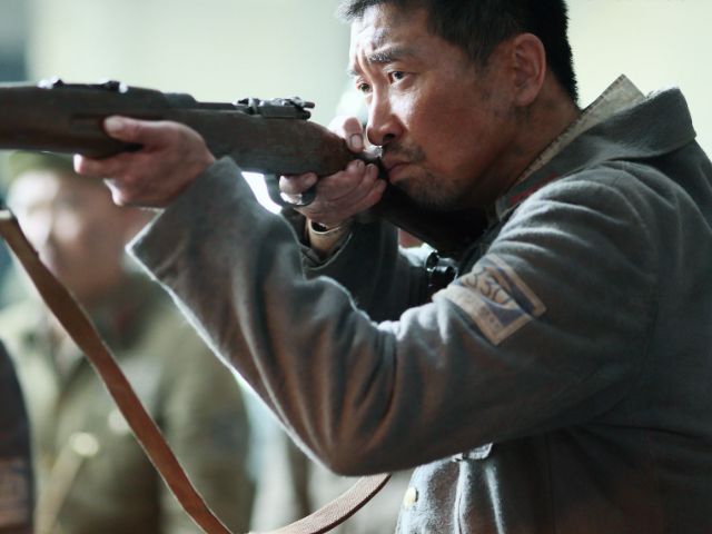 八佰:王千源扮演的羊拐悍不畏死,为什么会被当成逃兵,原因很真实_腾讯