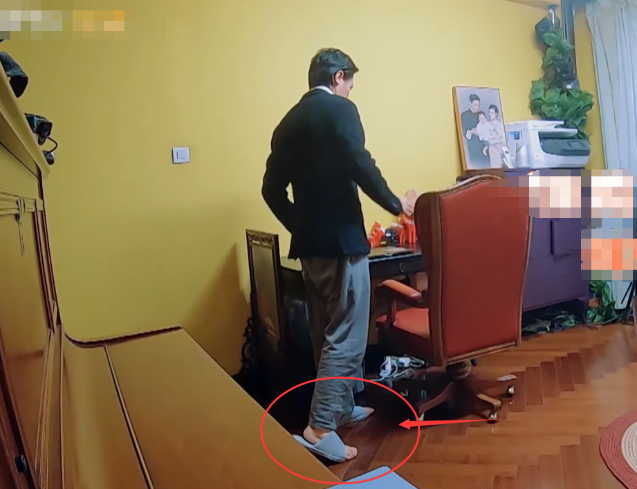 新生日记:王弢给学生上网课,特意精致打扮,但幸好,镜头拍不到他的鞋