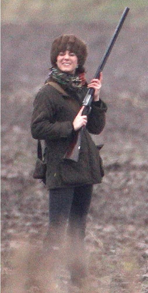 凯特王妃|威廉夫妇带7岁乔治射猎！凯特曾戴毛绒帽拿长枪，一改裙装优雅范