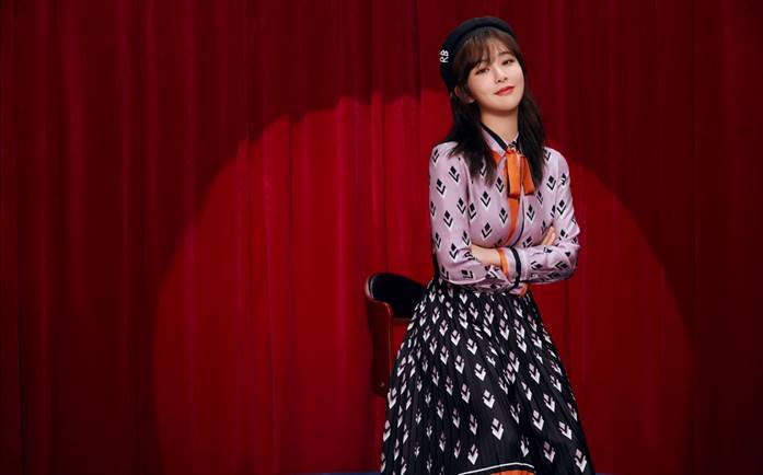 杨紫|杨紫穿印花丝绸裙身姿曼妙，粉粉嫩嫩好少女，网友：就是发型显头大