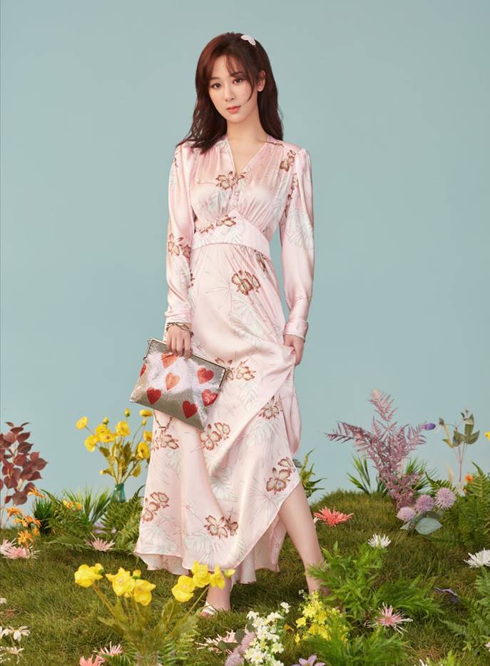 杨紫|杨紫穿印花丝绸裙身姿曼妙，粉粉嫩嫩好少女，网友：就是发型显头大