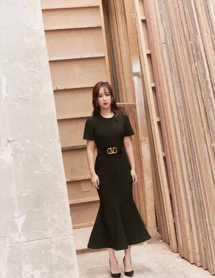杨紫|杨紫穿印花丝绸裙身姿曼妙，粉粉嫩嫩好少女，网友：就是发型显头大