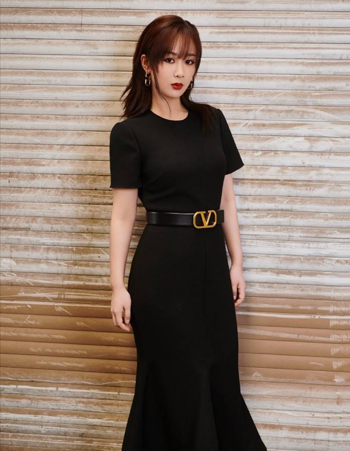 杨紫|杨紫穿印花丝绸裙身姿曼妙，粉粉嫩嫩好少女，网友：就是发型显头大
