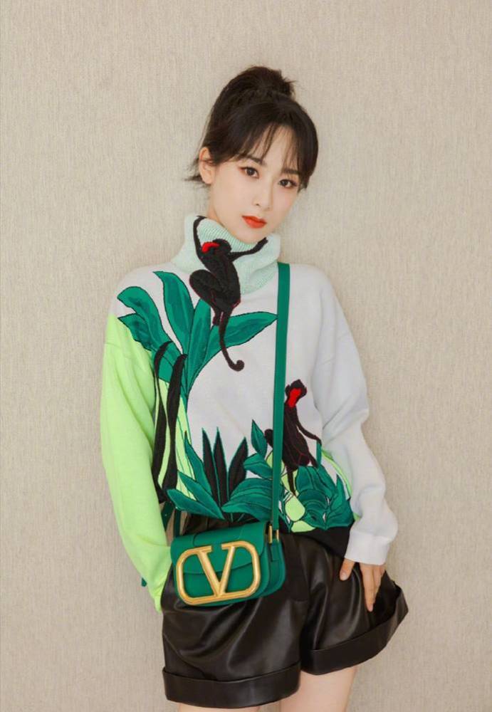 杨紫|杨紫穿印花丝绸裙身姿曼妙，粉粉嫩嫩好少女，网友：就是发型显头大