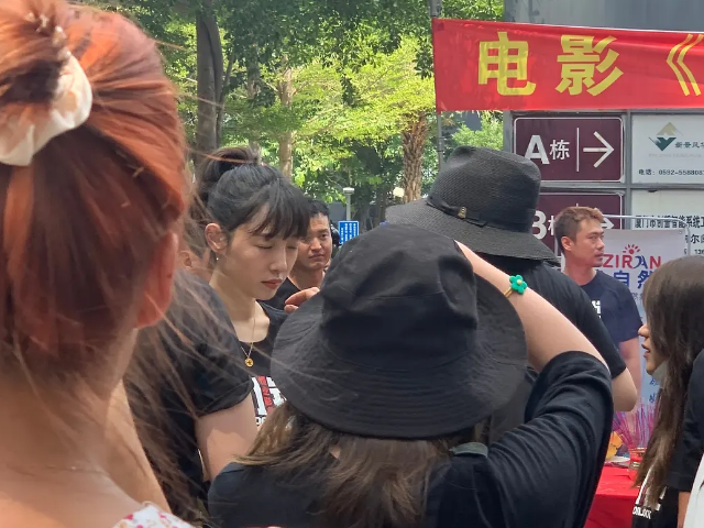 白百合|范丞丞新剧《门锁》正式开机，短发黑T清爽亮相，看到女主：稳了