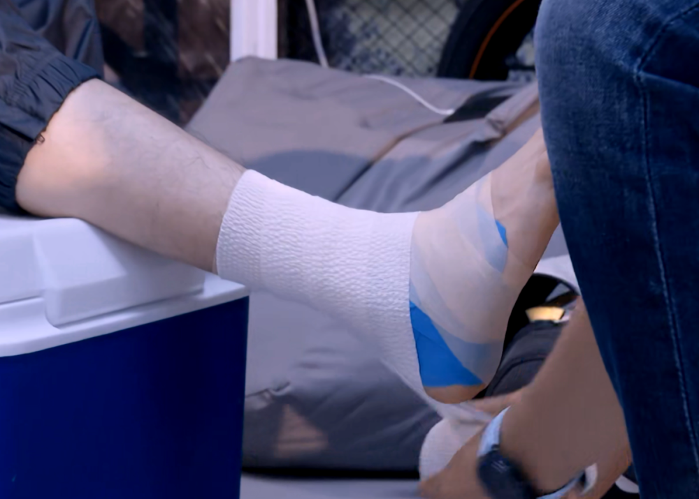 王一博脚受伤被包裹成粽子,脚踝实力抢镜,网友酸成柠檬精