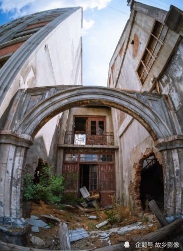 八佰|电影《八佰》花5.5亿，建68栋楼房，实则是下一个旅行打卡地