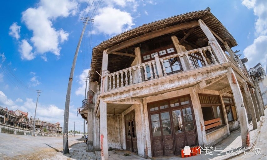 八佰|电影《八佰》花5.5亿，建68栋楼房，实则是下一个旅行打卡地