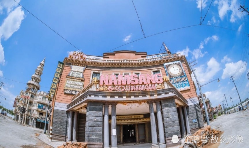 八佰|电影《八佰》花5.5亿，建68栋楼房，实则是下一个旅行打卡地