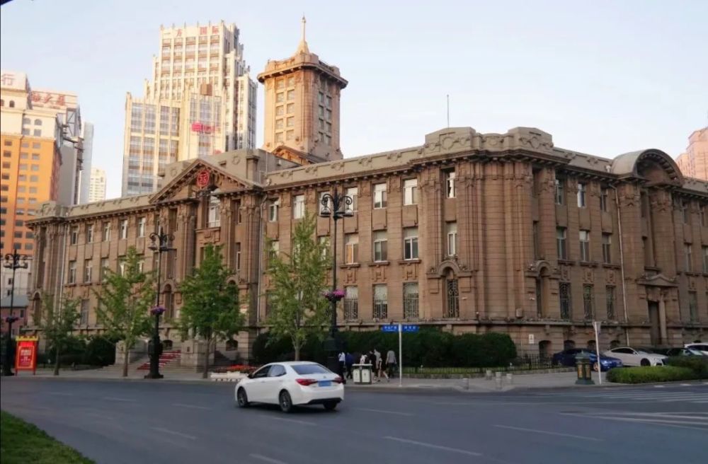 周围围绕着建于1908年到1936年之间(日本关东州统治时期)的各国风格建