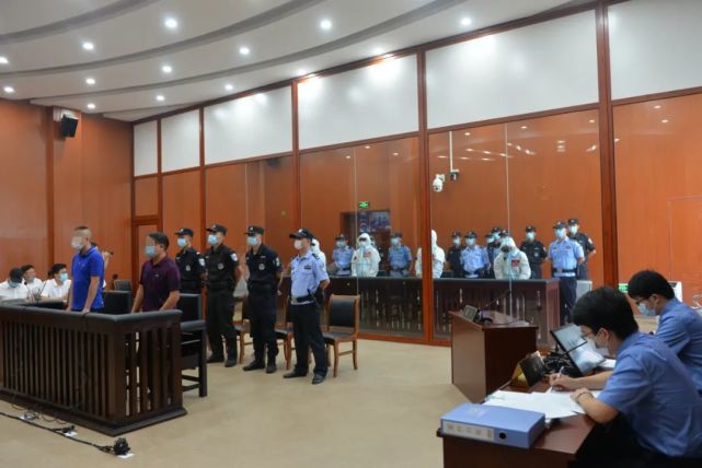 庭审现场李某忠为首的恶势力集团一审开庭