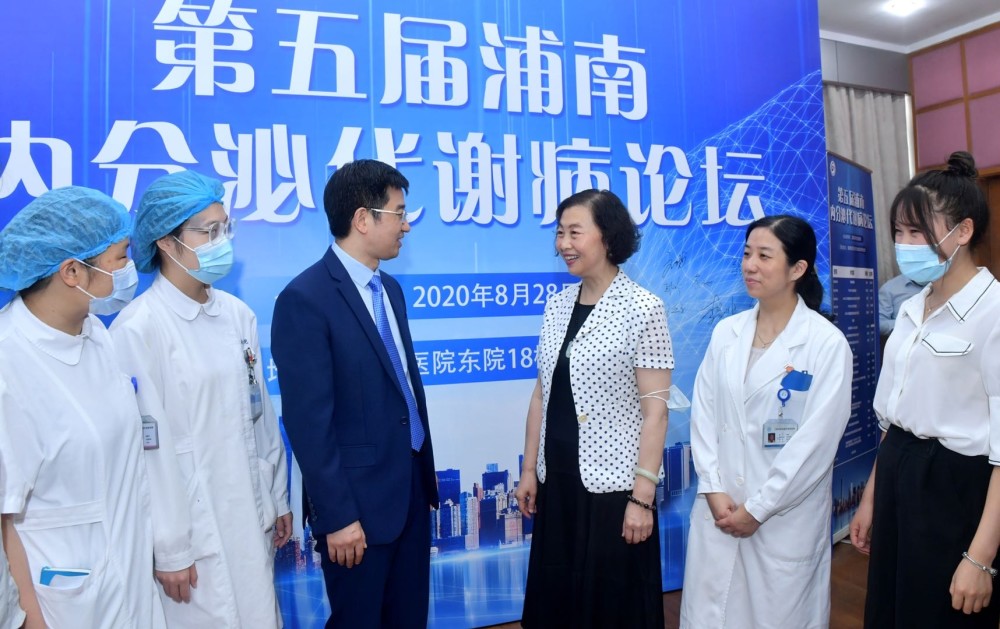 专家章振林教授,游利教授和岳华教授讲授骨质疏松疾病相关防治问题