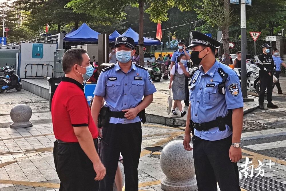 開學當日7時30分,光明公安分局班子成員及各派出所警官提前抵達學校