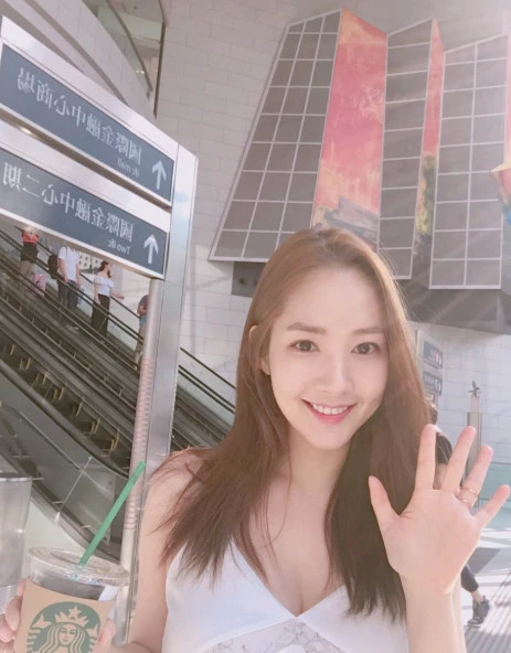 韩国"欧尼"朴敏英,​私​​服​温柔优雅,这才是成熟女人的该