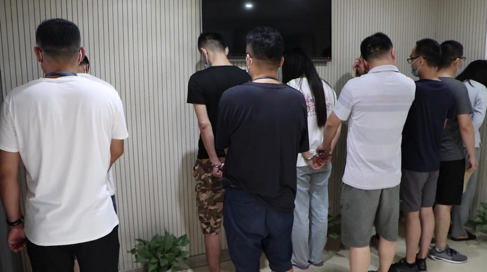 "零食托"美女犯罪团伙被一锅端!_腾讯新闻