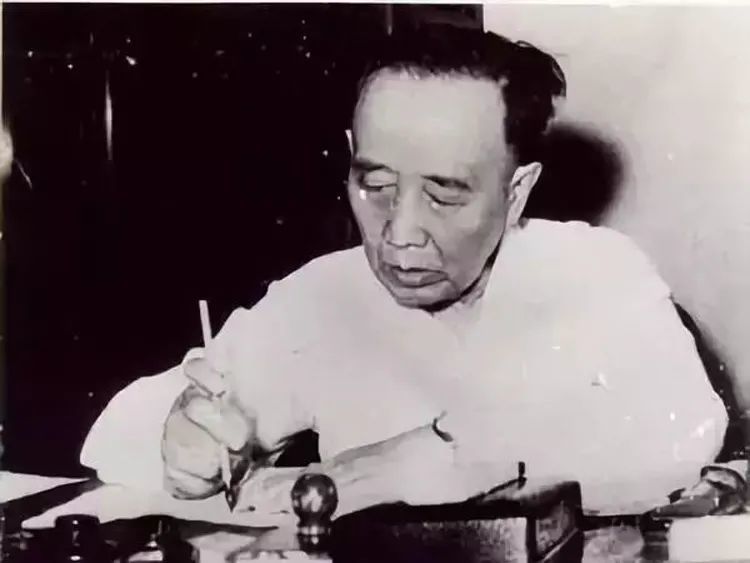 苏轼|古有苏东坡，今有郭沫若：郭沫若为什么自称比苏轼牛，他配吗？