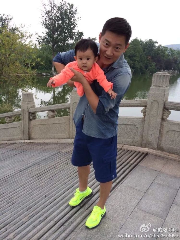 免费澄清一下,杨俊毅老婆比他小8岁,不是网传的大20岁.