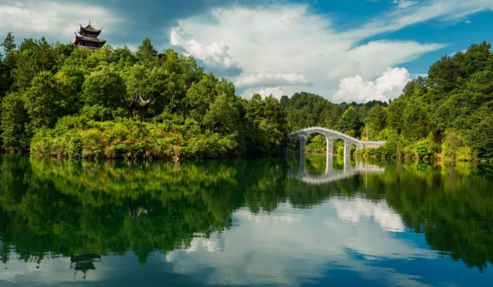 长顺县杜鹃湖.