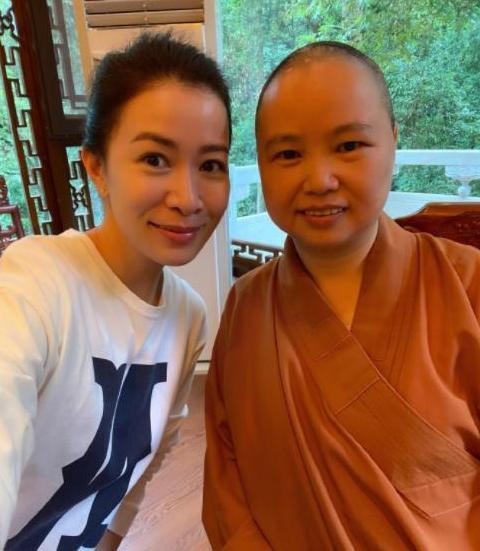 佘诗曼|收入过亿却一心求嫁？佘诗曼低调前往寺庙，短发素颜拜佛诚意十足